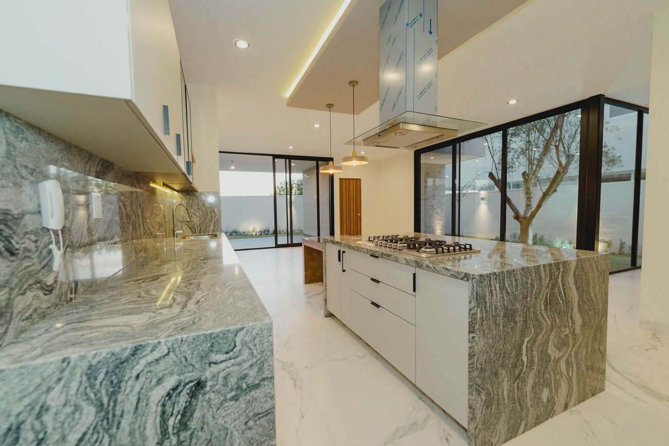 Cocina de mármol iluminada en una residencia contemporánea