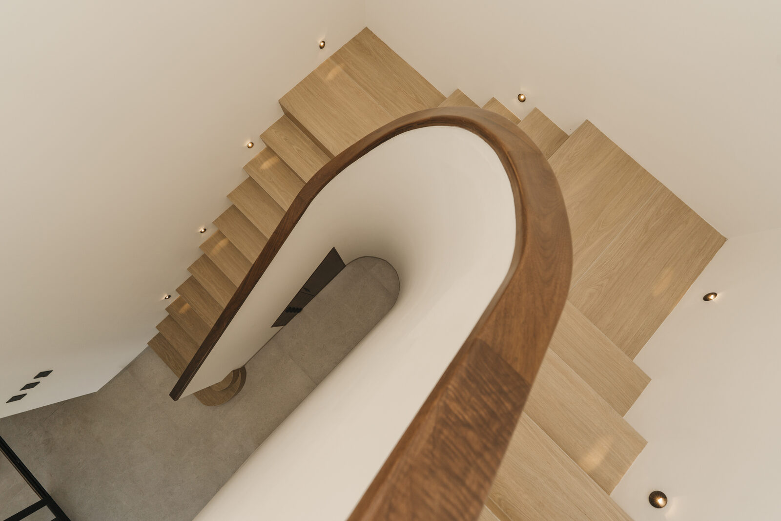 Escalera escultórica de madera, detalle de arquitectura