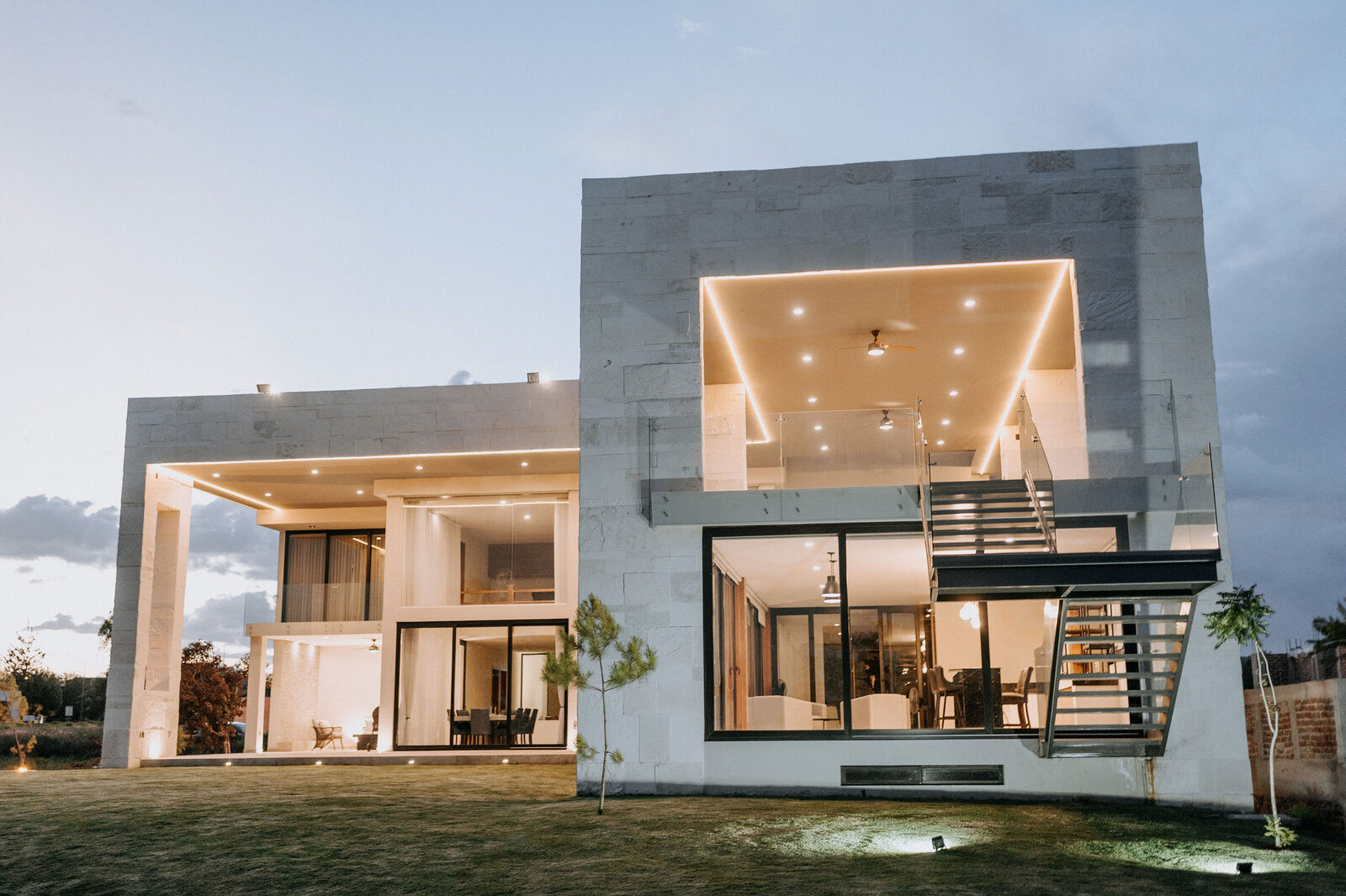 Residencia al atardecer, fotografía inmobiliaria