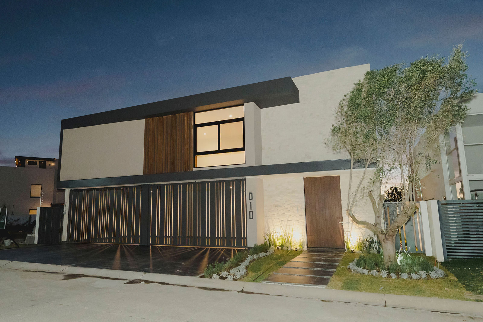 Casa contemporánea fotografiada al atardecer con luz cálida
