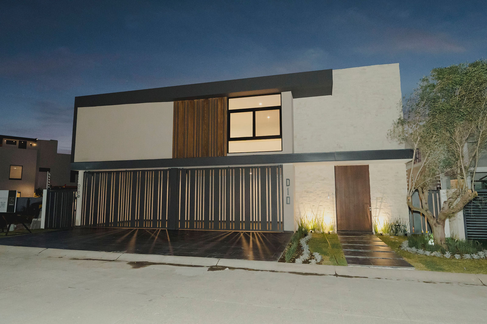 Fachada iluminada al anochecer