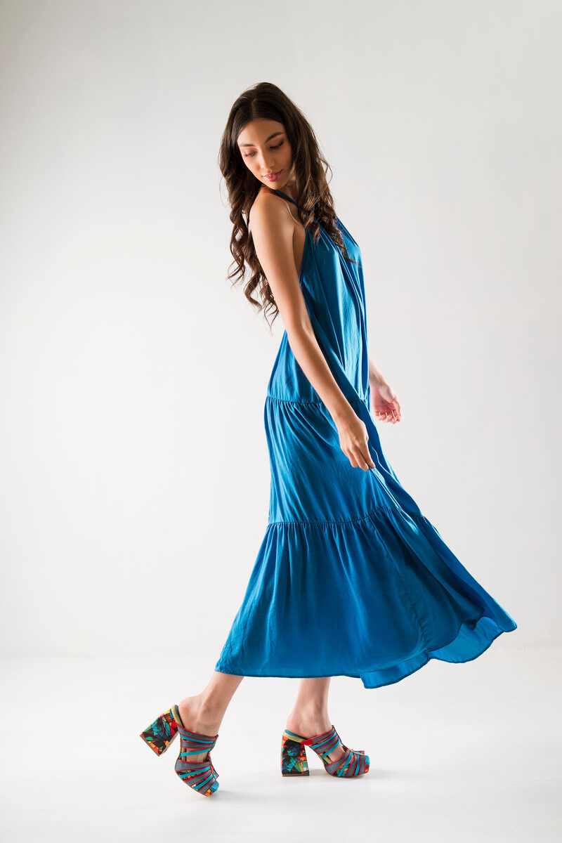 Editorial de moda: modelo con vestido azul sobre fondo blanco