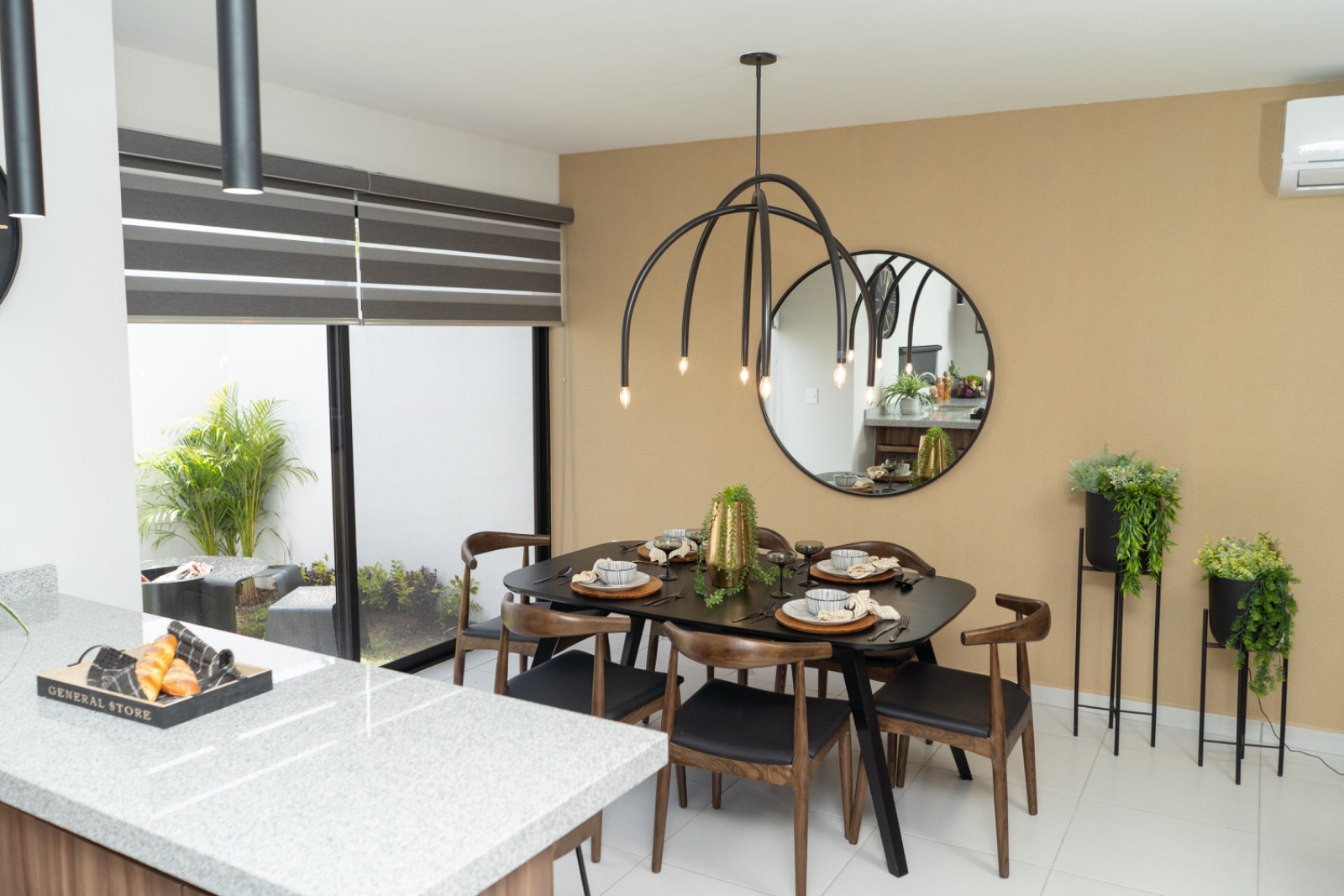Comedor montado de casa muestra con barra de cocina