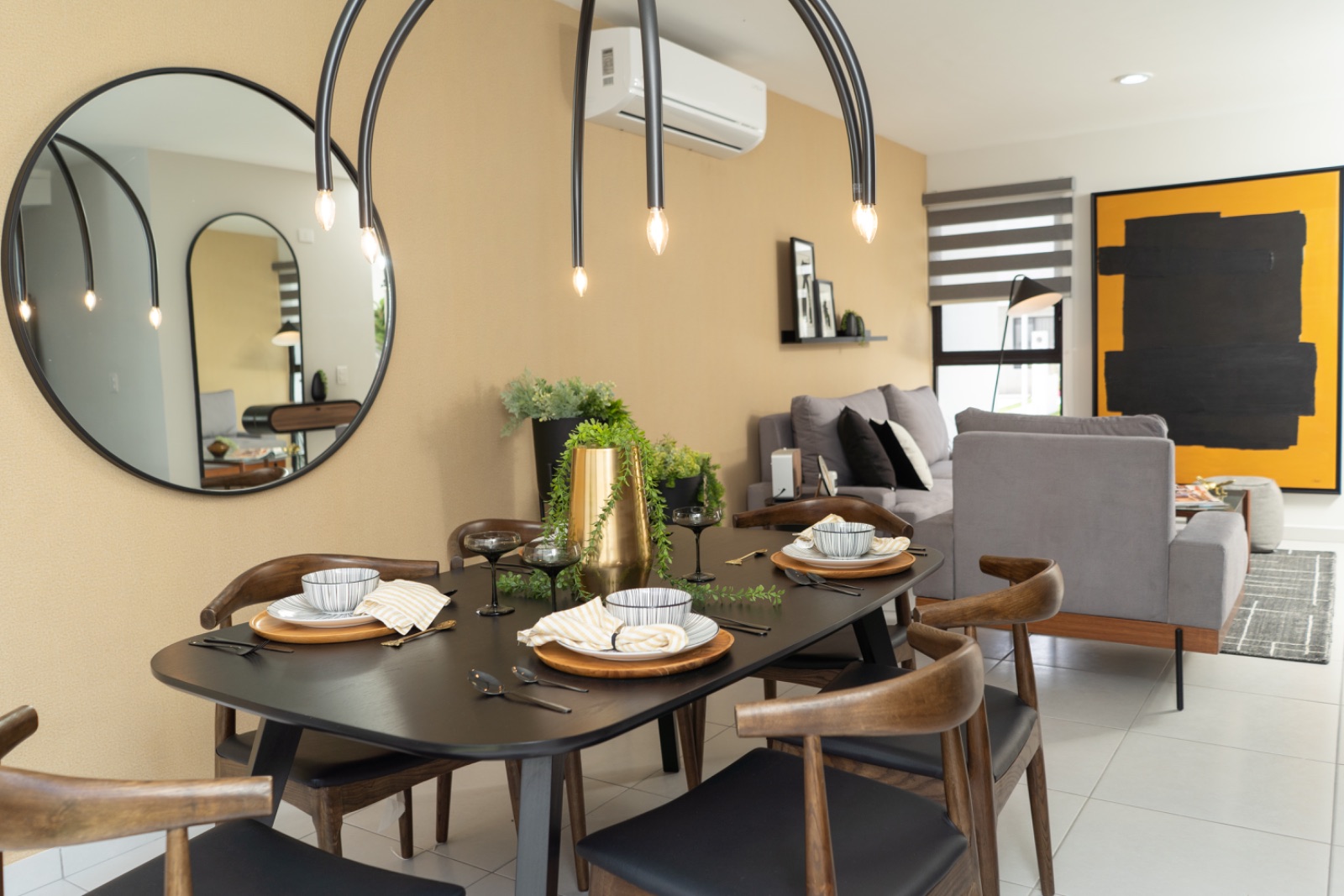 Comedor decorado con espejos y lámpara de arco