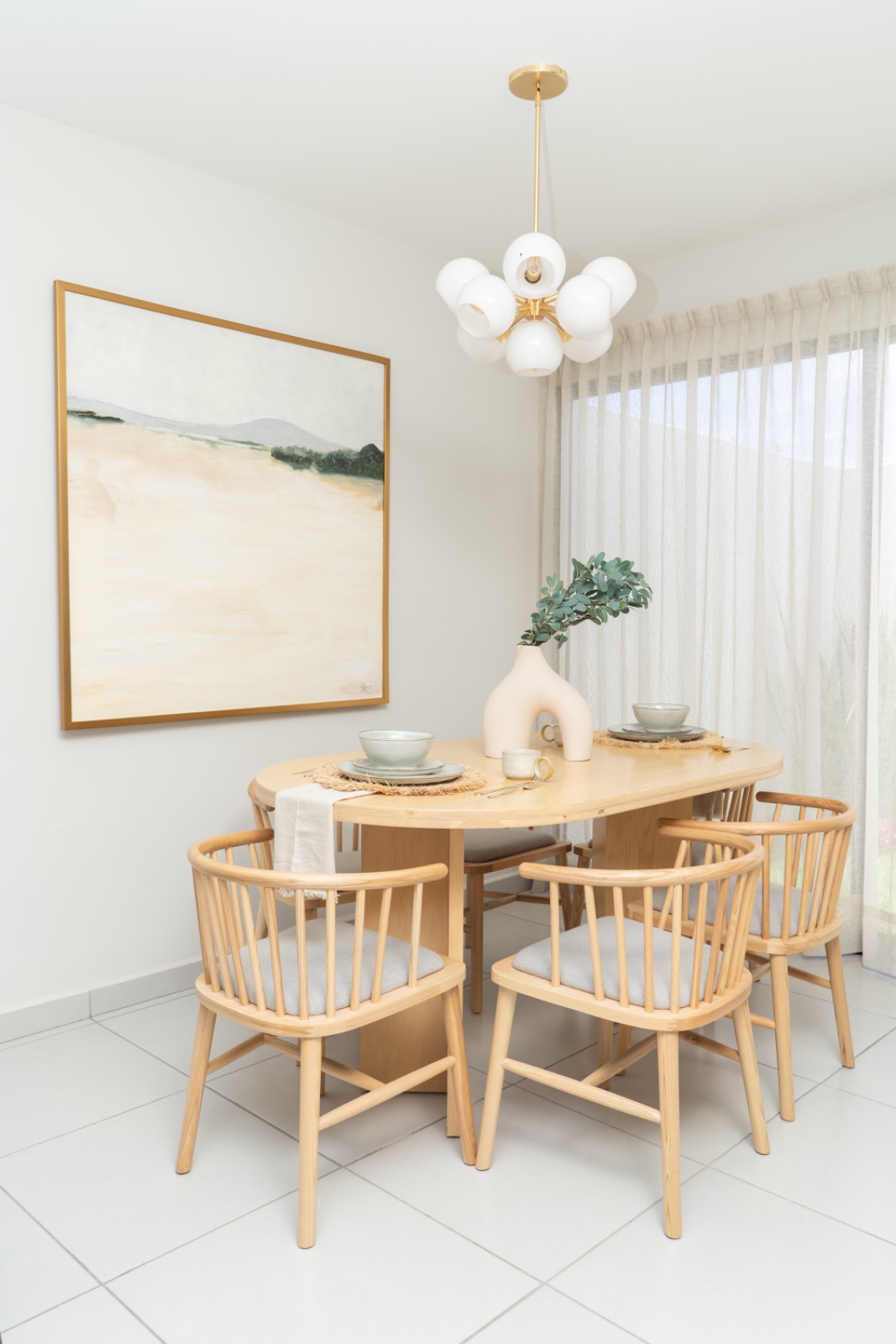 Comedor de madera clara en casa muestra