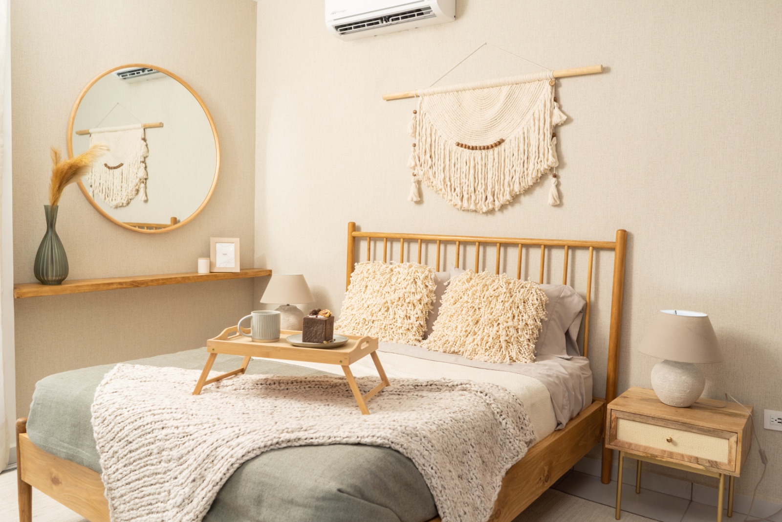 Recámara decorada con cama de madera y textiles