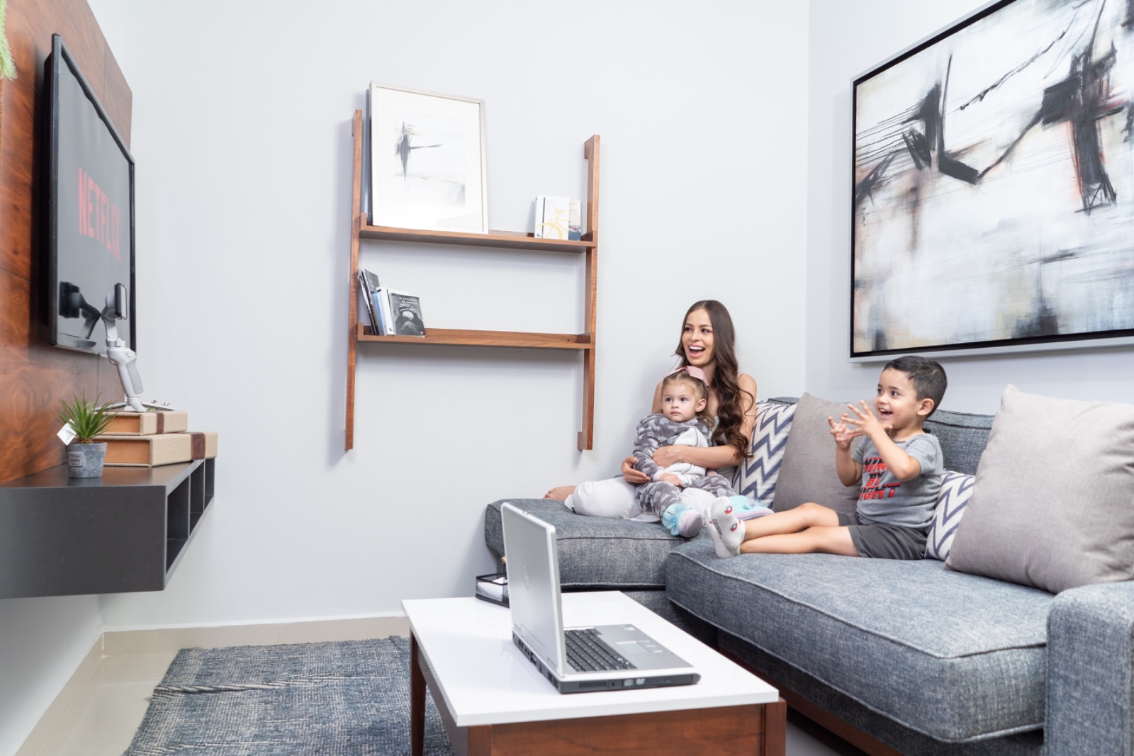 Familia en la sala, estilo de vida en desarrollo