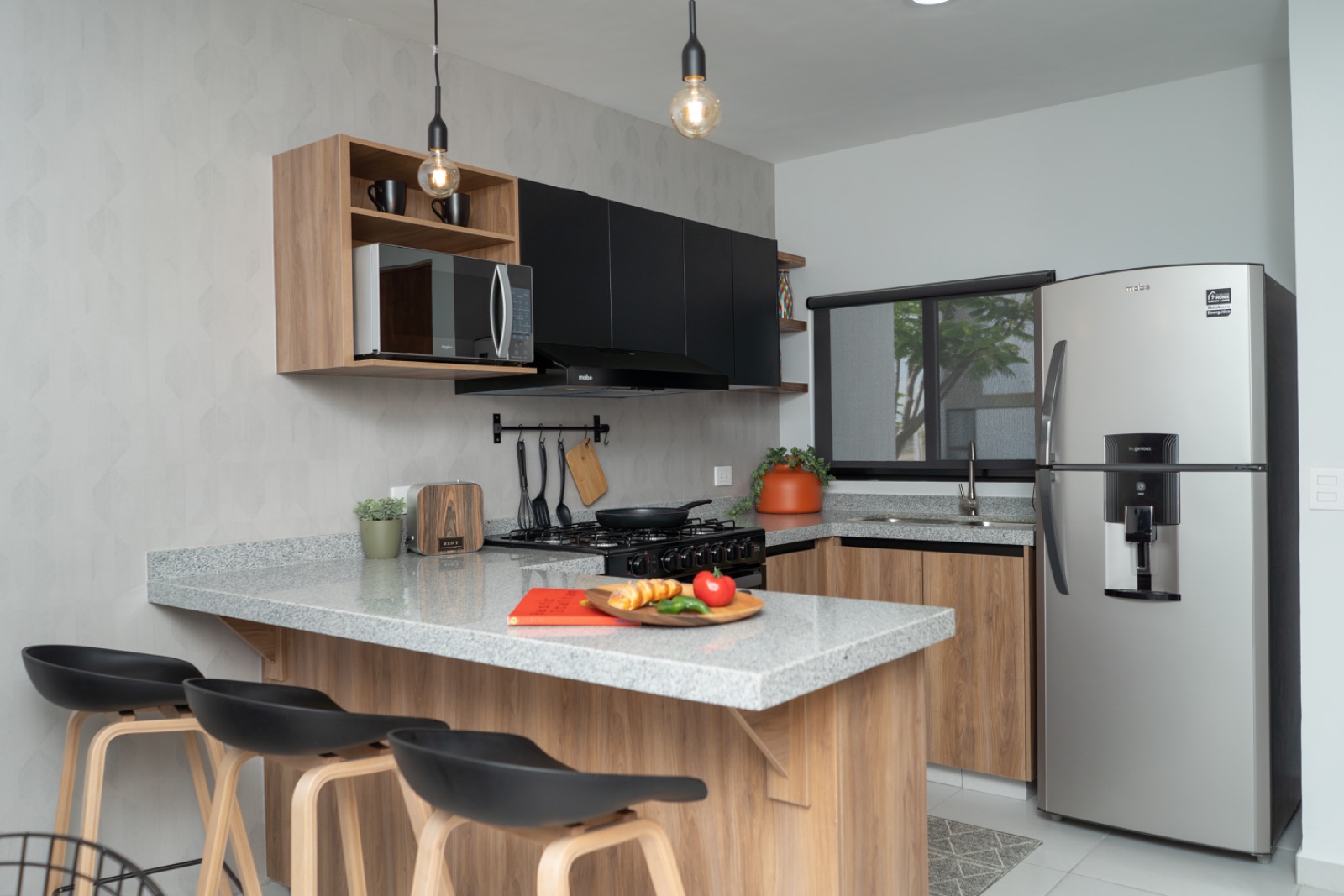 Cocina equipada con barra en casa muestra