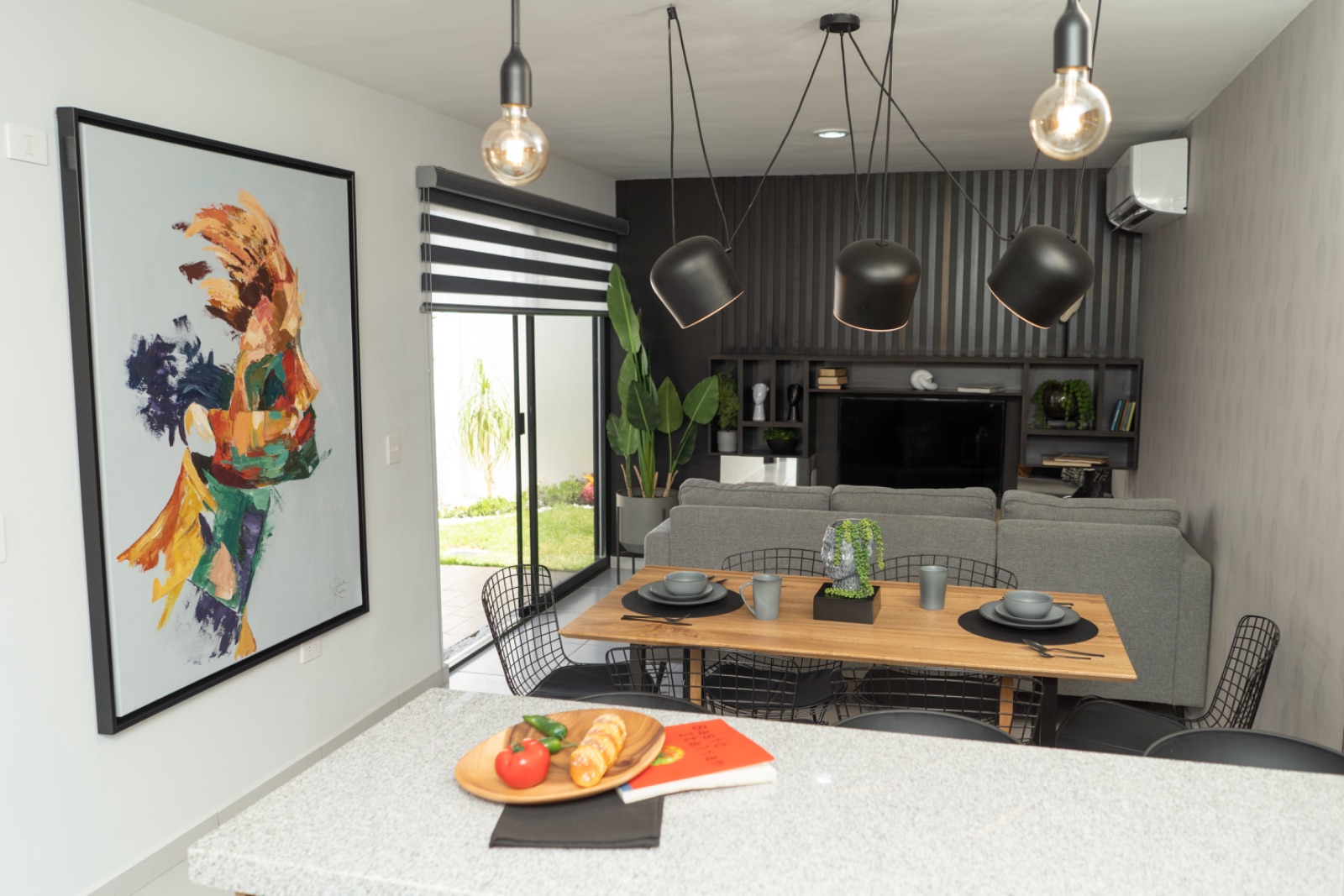 Sala comedor con iluminación cálida en casa muestra
