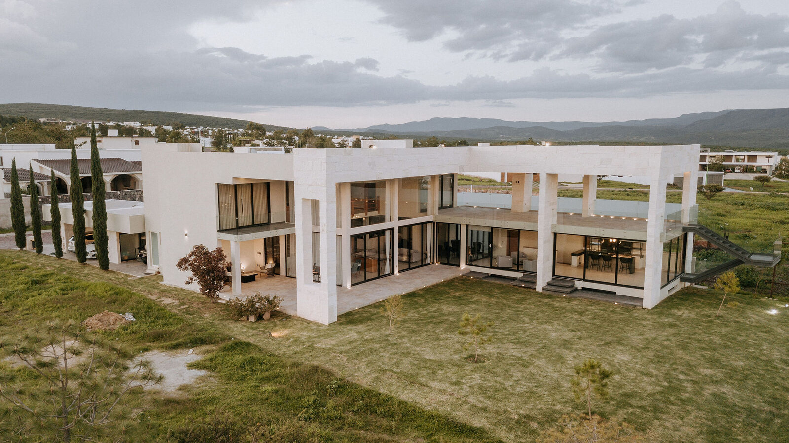 Vista aérea con dron de residencia en su terreno