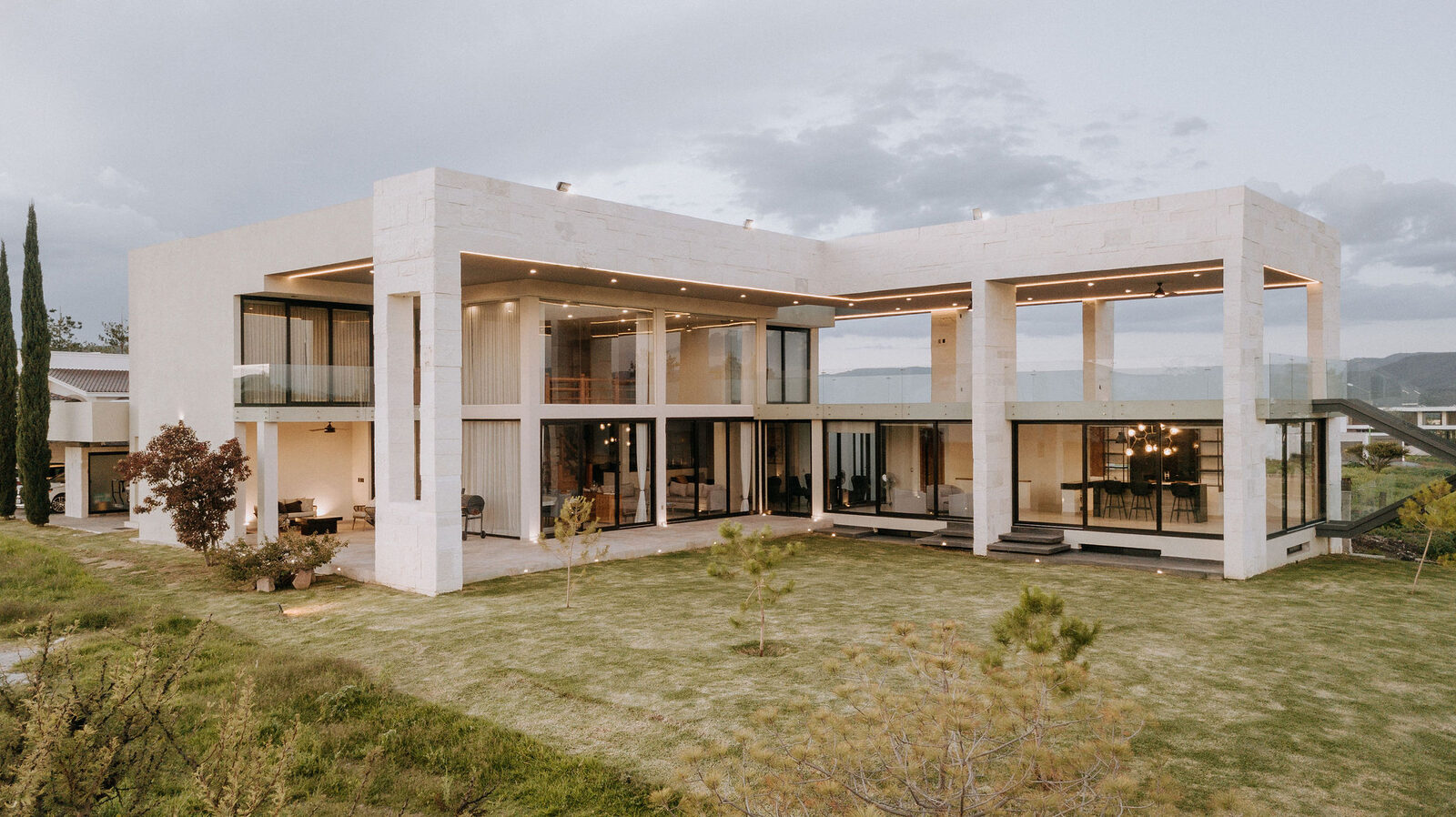 Residencia contemporánea de líneas blancas