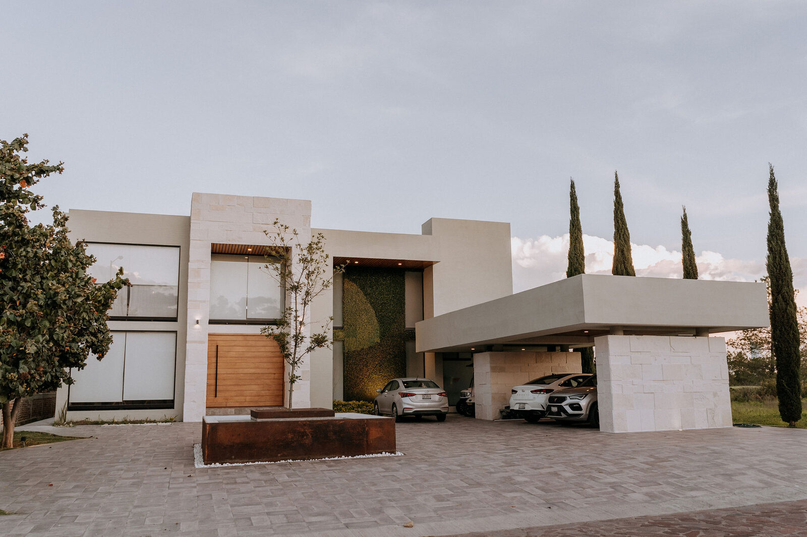 Casa contemporánea con acceso y cochera