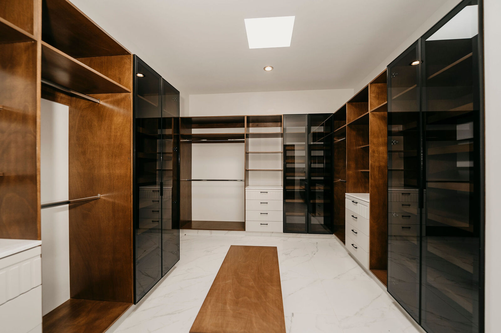 Vestidor de madera y cristal a medida