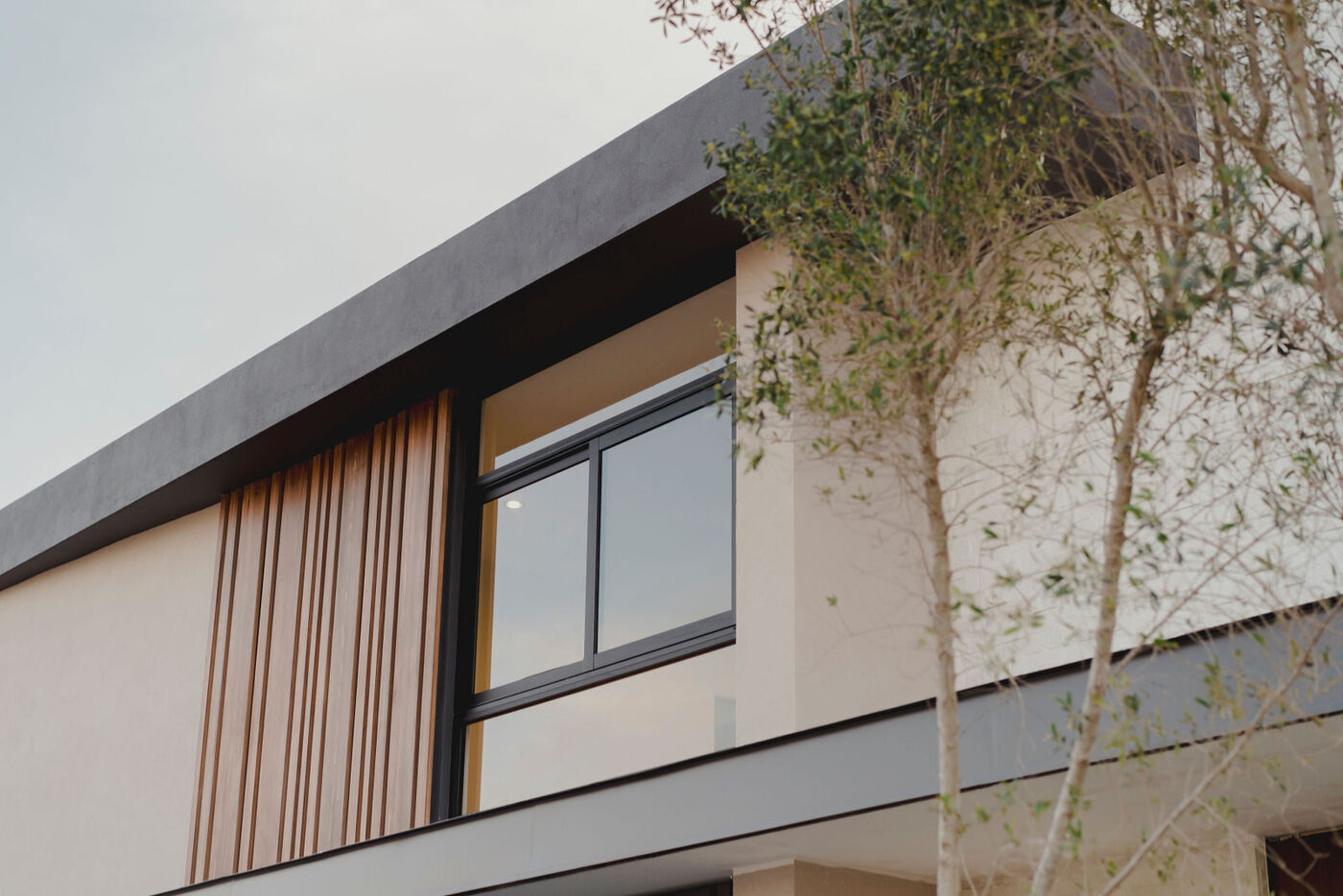 Fachada de residencia con celosía de madera