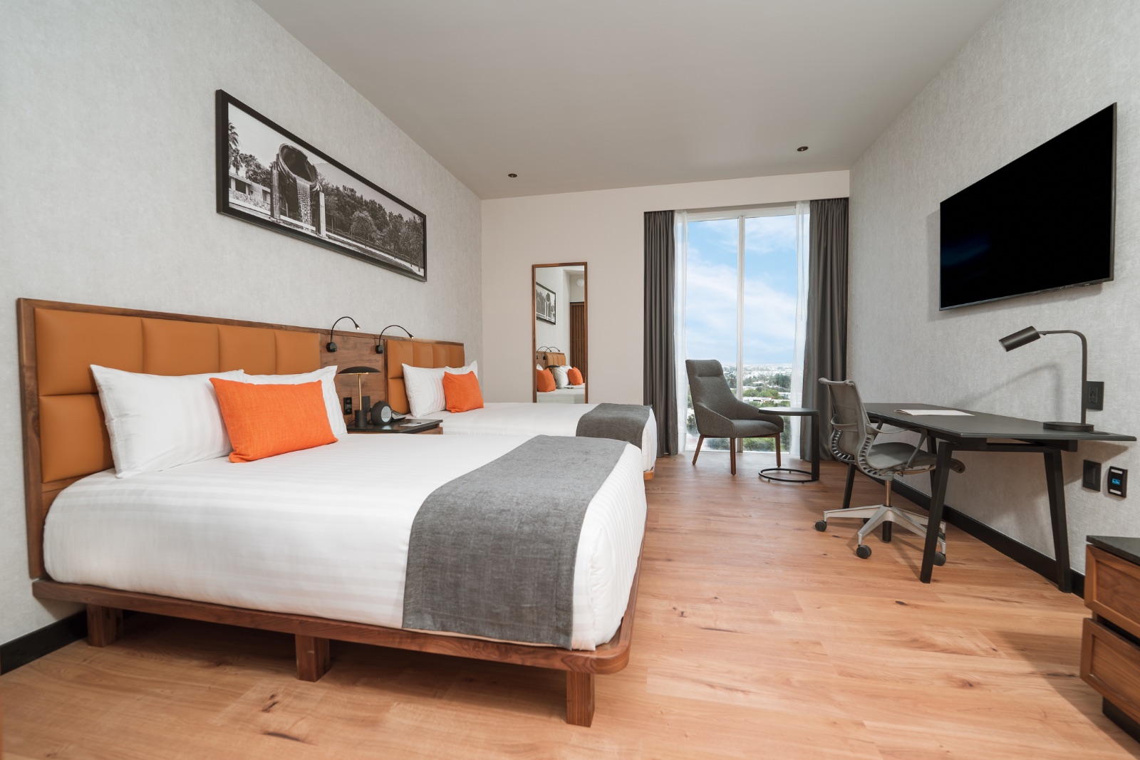 Habitación de hotel con cama king y escritorio
