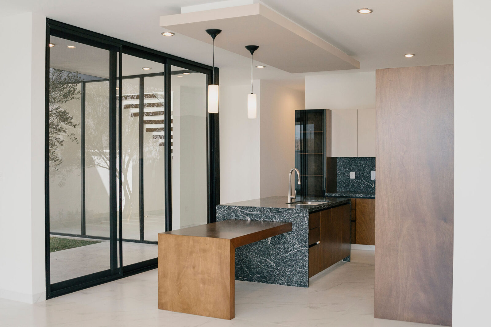 Cocina con cubierta de piedra verde y cristal