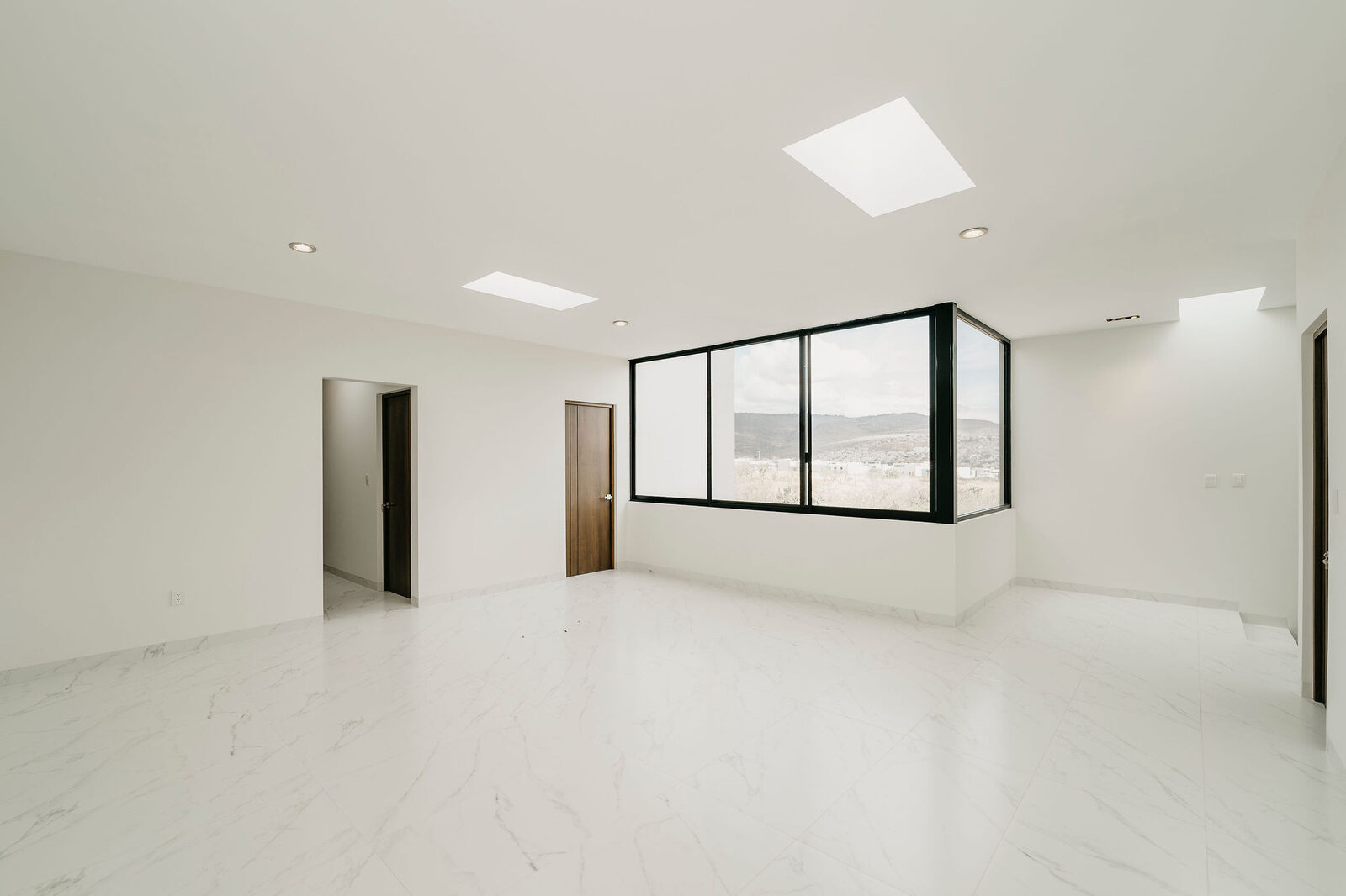 Interior minimalista con tragaluces y ventana