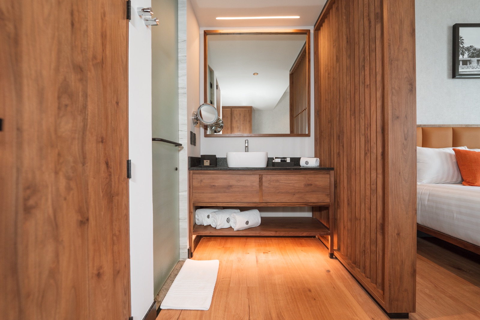 Baño y recámara con acabados de madera cálida