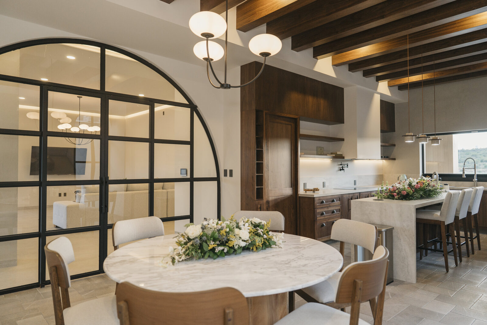 Comedor con puerta de arco y vigas de madera