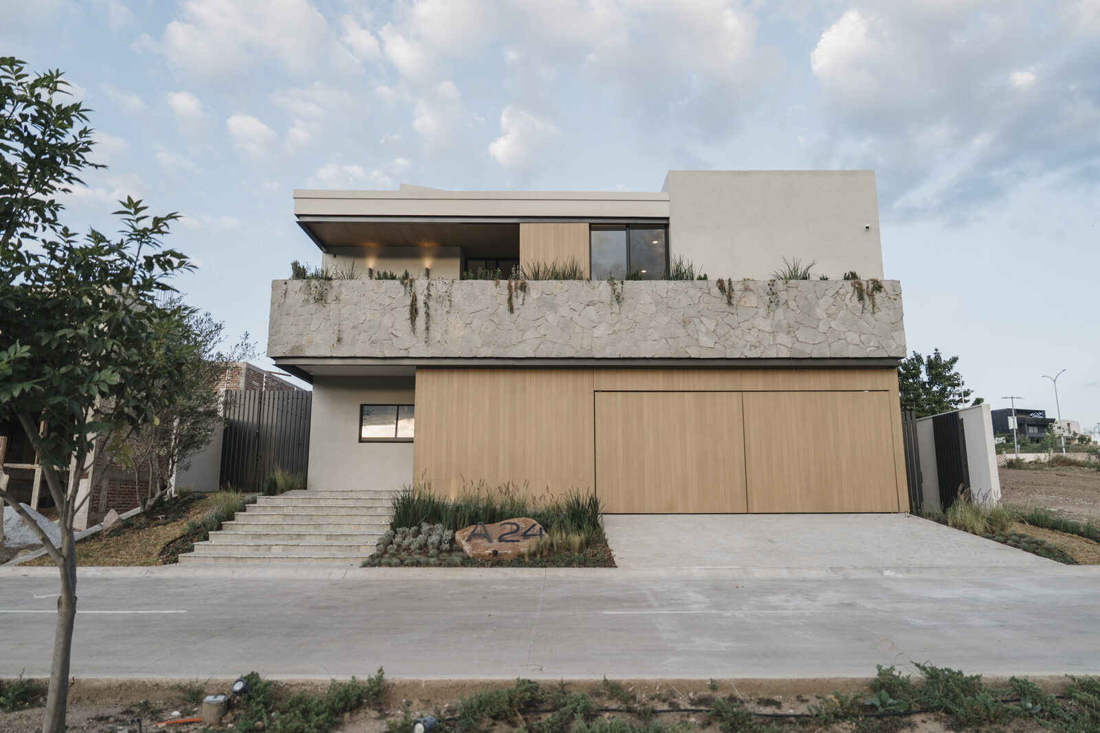 Fachada de residencia contemporánea de madera y concreto