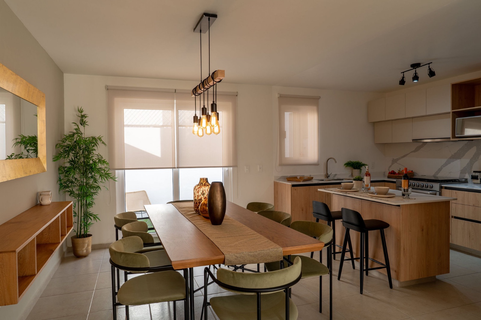 Sala comedor y cocina integradas de departamento muestra