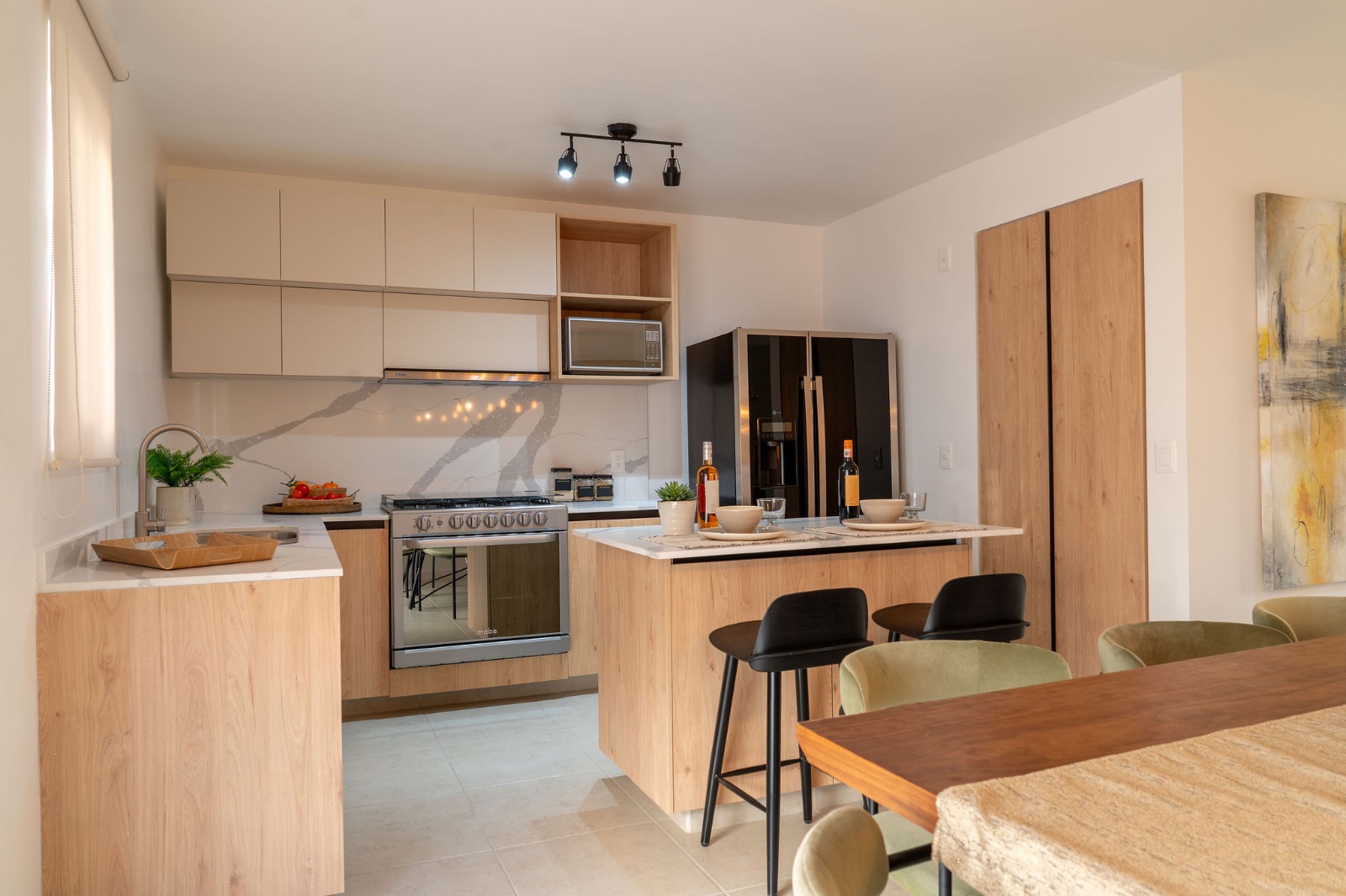 Cocina de madera clara con isla