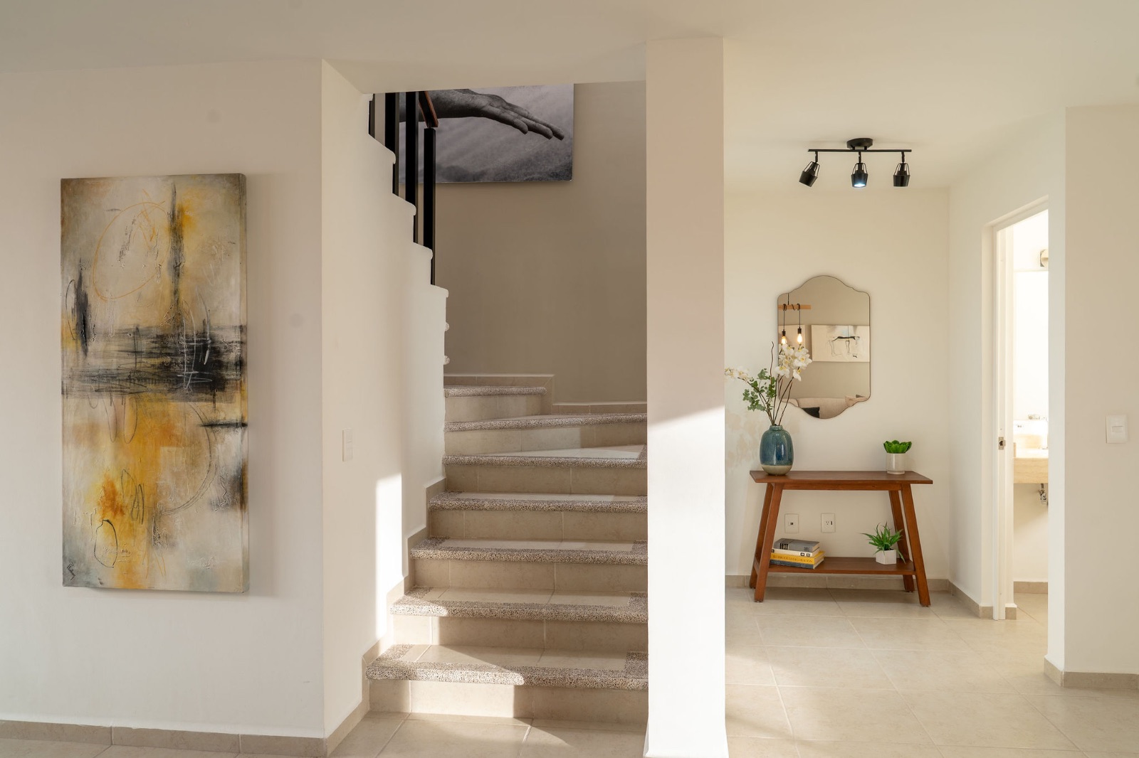 Escalera interior con arte y espejo