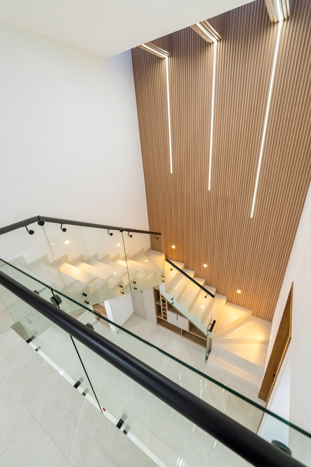 Cubo de escaleras con iluminación lineal