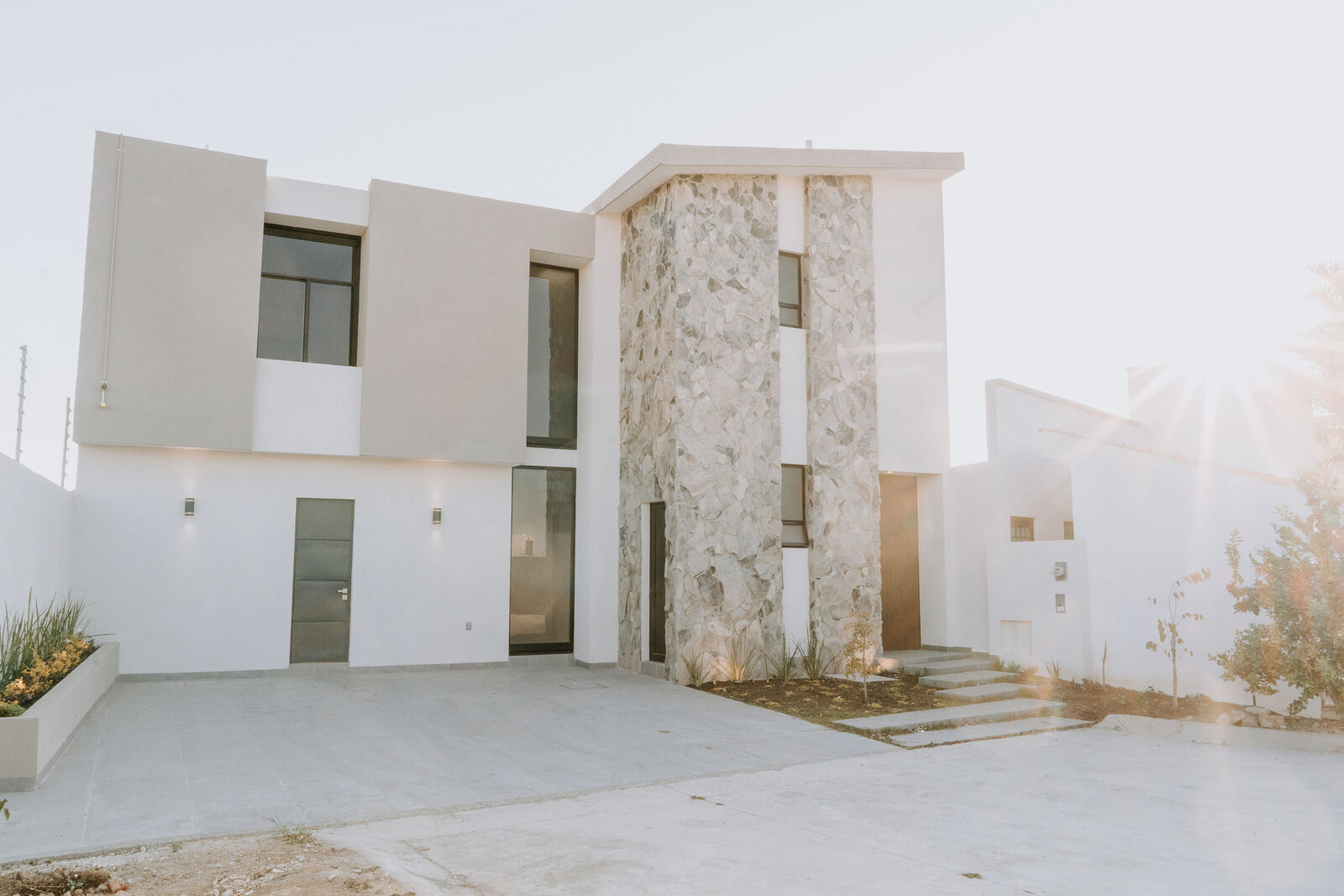 Fachada blanca contemporánea de volumetría limpia