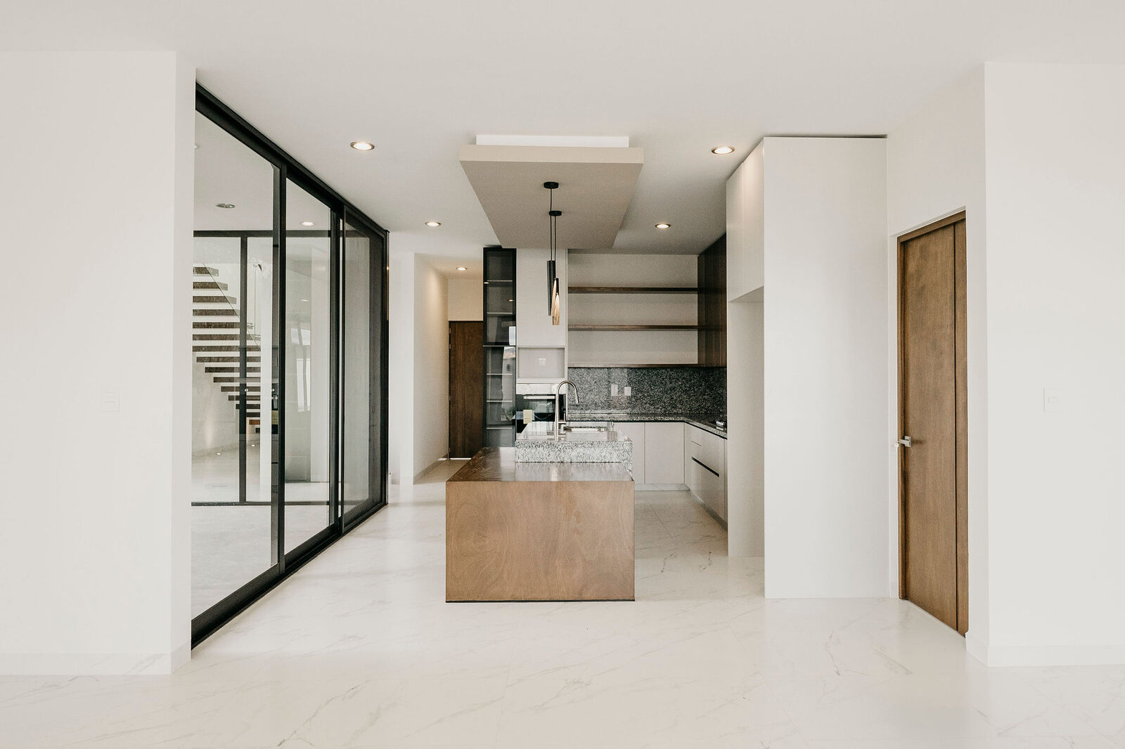Cocina con isla y división de cristal