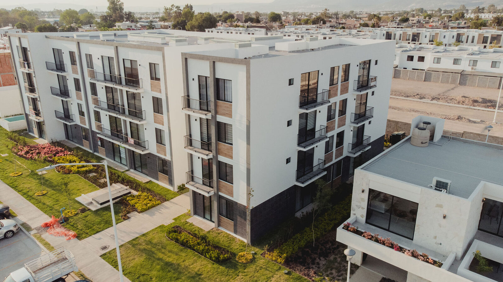 Vista aérea con dron de un desarrollo habitacional