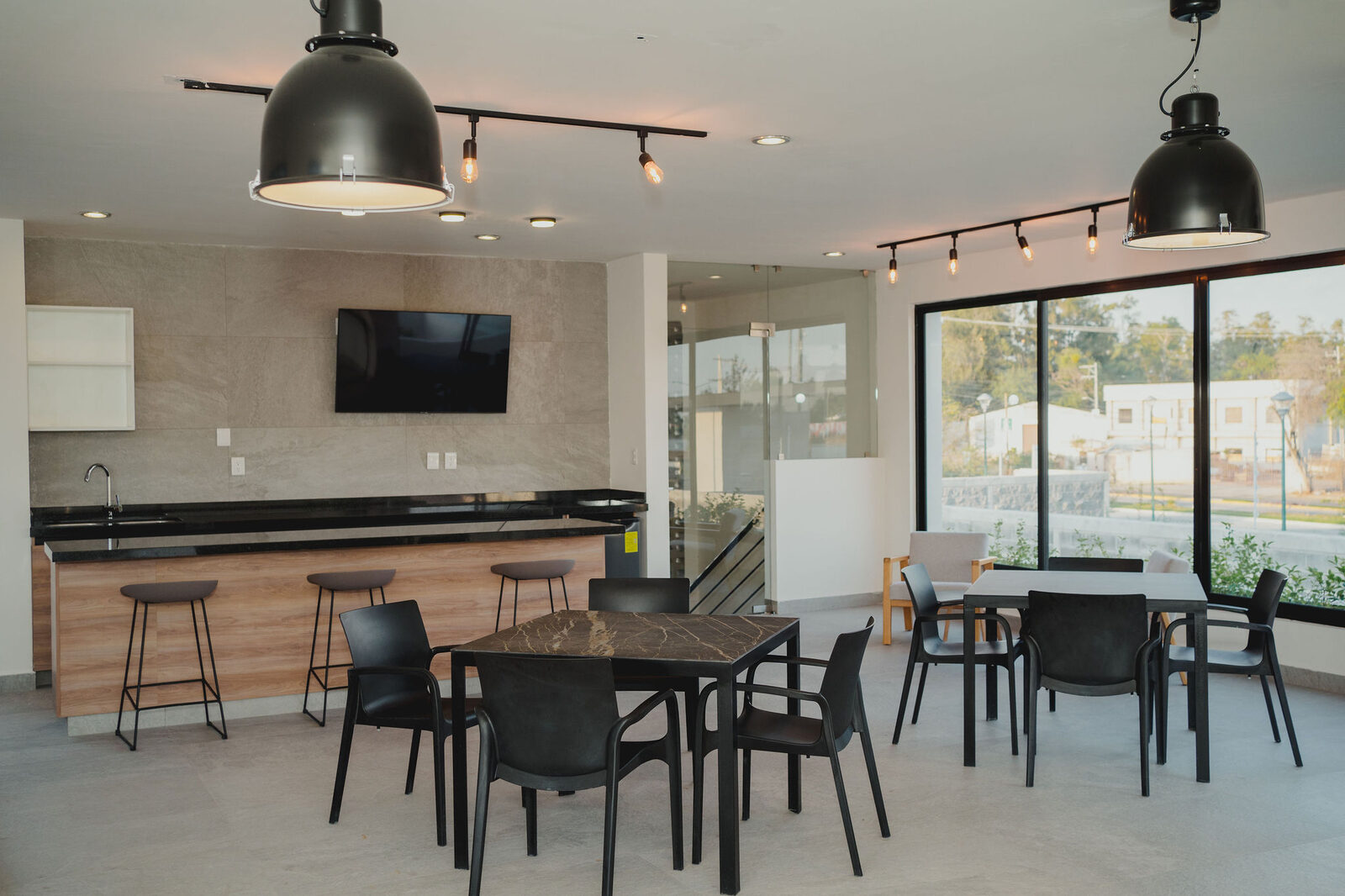 Área común y lounge de un desarrollo residencial